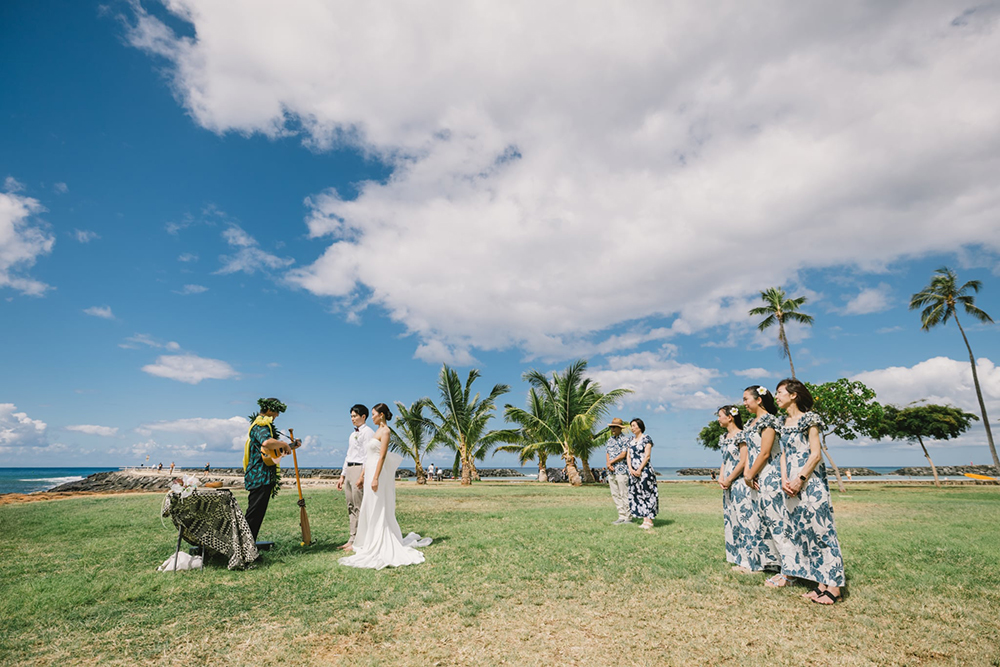 ハワイ ビーチウェディング マジックアイランド ダイヤモンドヘッド 背景 挙式風景,ハワイアンブレッシング カフ 法螺貝 儀式 始まり ビーチ挙式,アラモアナビーチ エメラルドグリーン 海 ダイヤモンドヘッド 絶景,ハワイアン カフ 祈り 挙式進行 ハワイ語 チャント 祝福,ハワイ ビーチ挙式 カップル 誓い 笑顔 感動の瞬間,ハワイ ビーチウェディング 家族写真 アットホーム ゲスト 集合写真,ハワイアンウェディング レイ交換 伝統儀式 感謝の印,ハワイ ビーチフォト マジックアイランド 挙式後 ビーチ散策,ハワイ ビーチ挙式 装飾 アーチ 椅子 オプション設営 風景,ハワイ サンセット ビーチウェディング 黄金色の空 絶景フォト