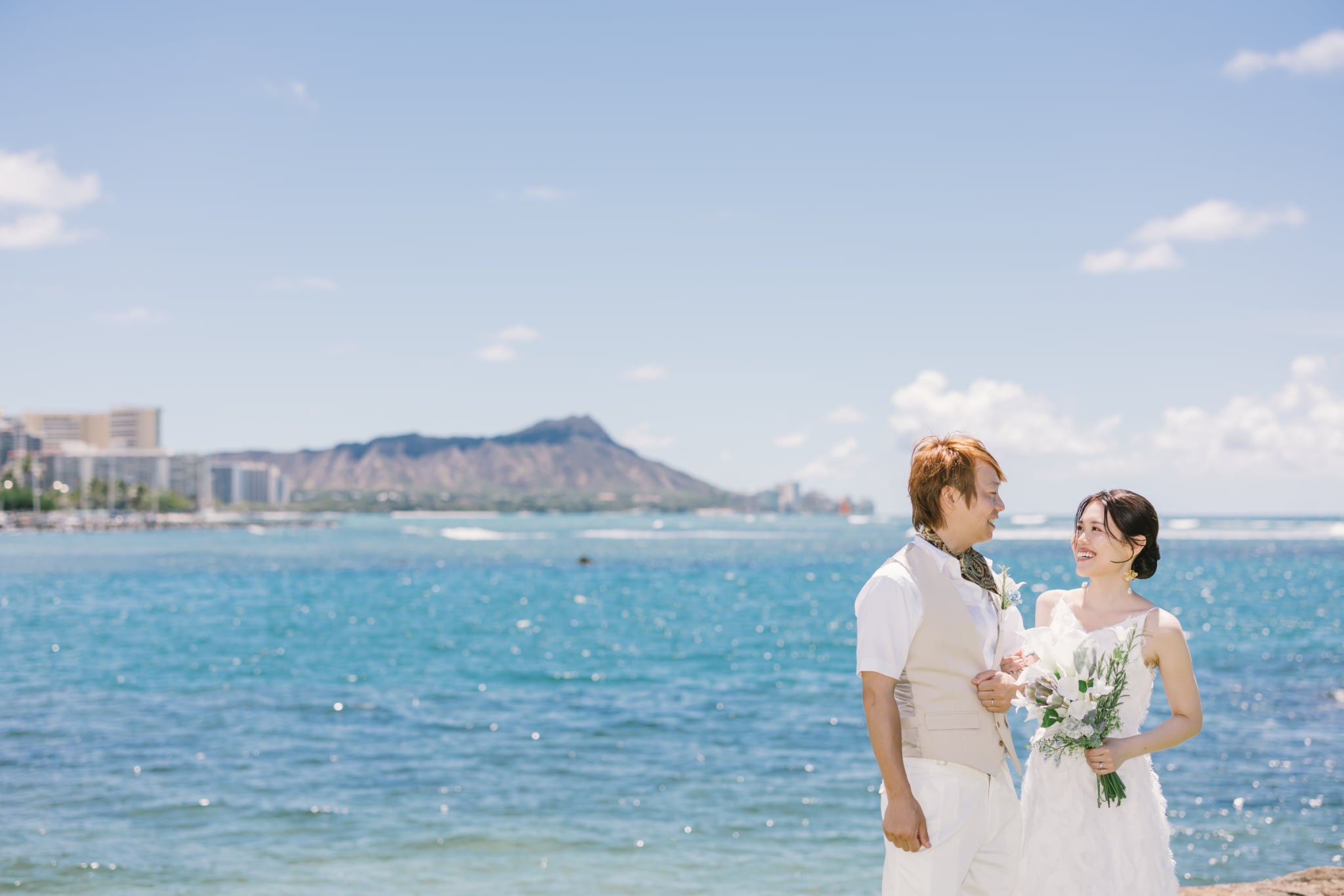 ハワイ ビーチウェディング マジックアイランド ダイヤモンドヘッド 背景 挙式風景,ハワイアンブレッシング カフ 法螺貝 儀式 始まり ビーチ挙式,アラモアナビーチ エメラルドグリーン 海 ダイヤモンドヘッド 絶景,ハワイアン カフ 祈り 挙式進行 ハワイ語 チャント 祝福,ハワイ ビーチ挙式 カップル 誓い 笑顔 感動の瞬間,ハワイ ビーチウェディング 家族写真 アットホーム ゲスト 集合写真,ハワイアンウェディング レイ交換 伝統儀式 感謝の印,ハワイ ビーチフォト マジックアイランド 挙式後 ビーチ散策,ハワイ ビーチ挙式 装飾 アーチ 椅子 オプション設営 風景,ハワイ サンセット ビーチウェディング 黄金色の空 絶景フォト