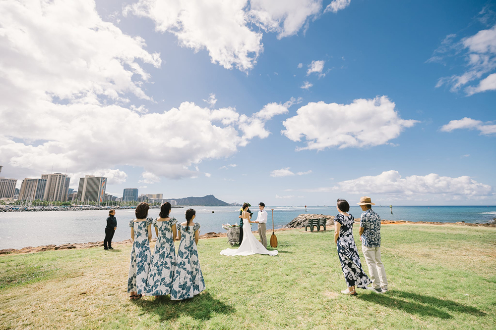 ハワイ ビーチウェディング マジックアイランド ダイヤモンドヘッド 背景 挙式風景,ハワイアンブレッシング カフ 法螺貝 儀式 始まり ビーチ挙式,アラモアナビーチ エメラルドグリーン 海 ダイヤモンドヘッド 絶景,ハワイアン カフ 祈り 挙式進行 ハワイ語 チャント 祝福,ハワイ ビーチ挙式 カップル 誓い 笑顔 感動の瞬間,ハワイ ビーチウェディング 家族写真 アットホーム ゲスト 集合写真,ハワイアンウェディング レイ交換 伝統儀式 感謝の印,ハワイ ビーチフォト マジックアイランド 挙式後 ビーチ散策,ハワイ ビーチ挙式 装飾 アーチ 椅子 オプション設営 風景,ハワイ サンセット ビーチウェディング 黄金色の空 絶景フォト
